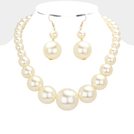 Multi Sized Pearl Necklace